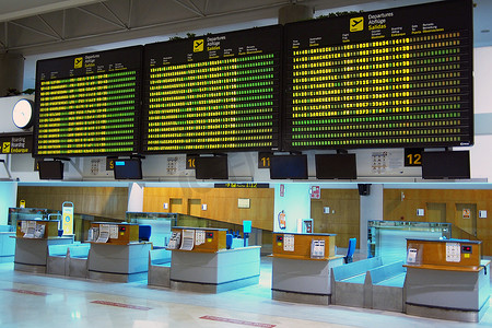 东莞机场摄影照片_航班信息板在机场