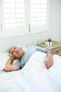 老人睡觉摄影照片_老人睡觉的高角度视图