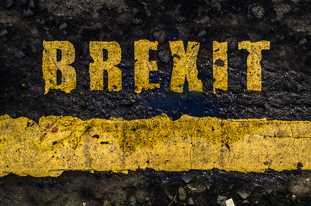 不退摄影照片_蹩脚的黄色 Brexit 道路标记