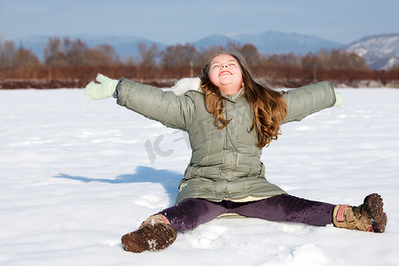 女孩坐在雪地里