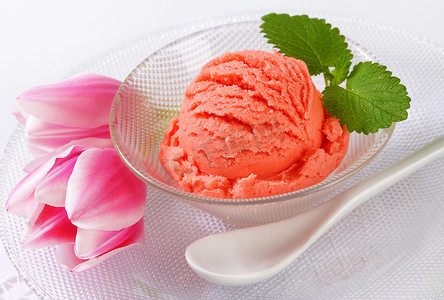 冰淇淋和新鲜郁金香