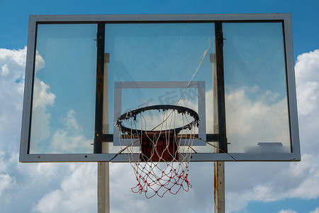 篮球户外篮球场网篮圈板室外蓝天。