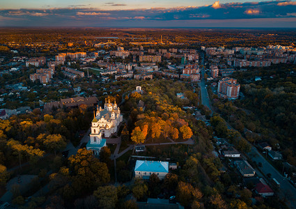 盛世华诞72摄影照片_乌克兰秋季阳光明媚的夜晚，从空中俯瞰波尔塔瓦市的建筑