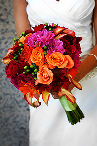 新娘手捧五颜六色的大花束