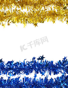 黄色的星星装饰摄影照片_带星星的蓝色和黄色圣诞金属丝。