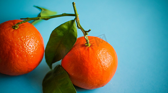 水果品牌摄影照片_新鲜天然多汁的橘子，hea 的克莱门汀水果甜点