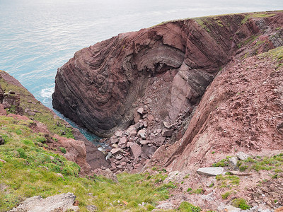 Cobblers Hole, St Anns Head, 威尔士彭布罗克郡砂岩中的褶皱