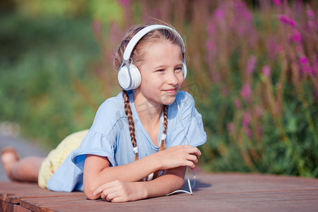 小可爱女孩在公园里听音乐
