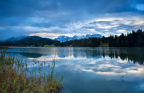 在 Geroldsee 湖，巴伐利亚的多雨日出