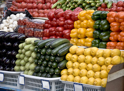 杂货市场上的五颜六色的细节蔬菜。