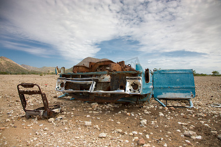 沙漠山区的旧车撞毁