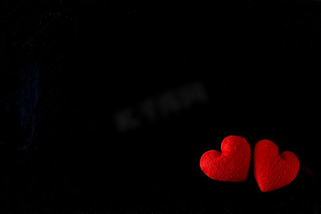 浪漫婚礼背景板摄影照片_在黑板背景的红色心脏形状，浪漫和爱