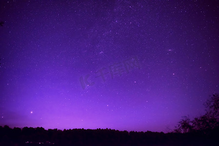 有许多星的美丽的紫色夜空