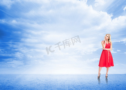 红色可爱摄影照片_体贴的金发女郎穿着红色连衣裙的合成图像