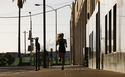 在城市中奔跑的女人