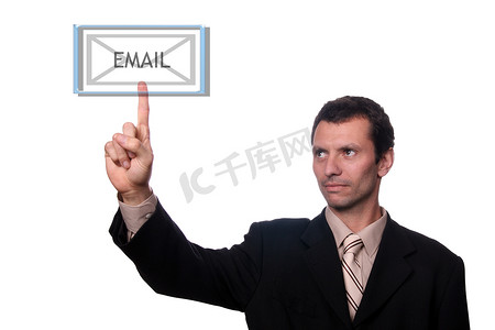 商人触摸电子邮件按钮