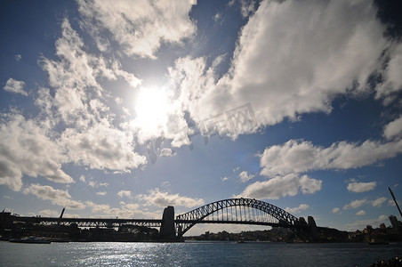 晴天图标摄影照片_悉尼海港大桥在晴天和 cloudscape