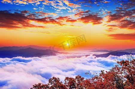 Seoraksan 山脉被晨雾和日出覆盖在 Seo