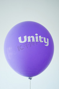 紫色气球上的统一文本，