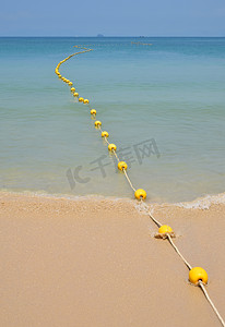 在海滩的黄色浮标透视