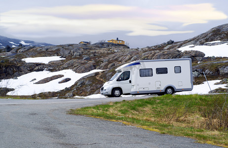 挪威高山公路上的大篷车