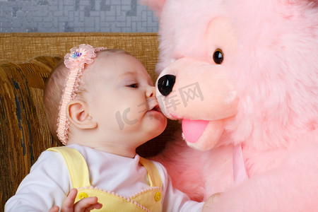 粉色玩具熊摄影照片_小女孩和玩具熊