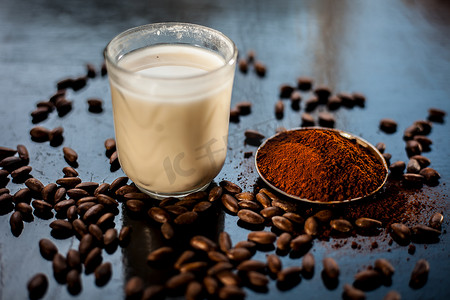 由黑色表面上的咖啡粉和牛奶组成的面膜，使皮肤自然发光。