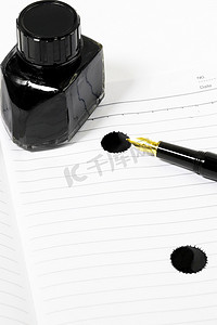 信件钢笔摄影照片_钢笔和笔记本