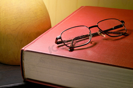 灯下的书和眼镜