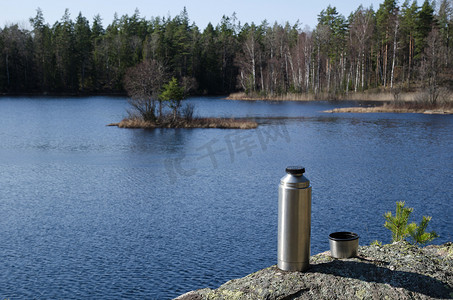 森林湖边的热水瓶