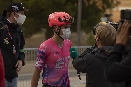 记者采访西班牙自行车赛第四赛段冠军