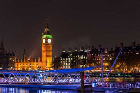 英国大本钟摄影照片_晚上泰晤士河上的大本钟和码头