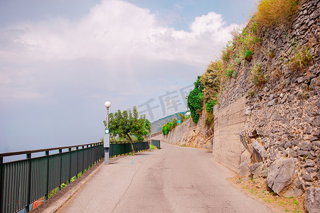 靠近大海的阿马尔菲海岸蛇形道路鸟瞰图