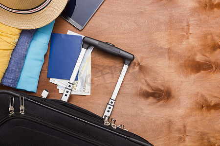 消费者旅程摄影照片_商务旅行手提箱和行李箱