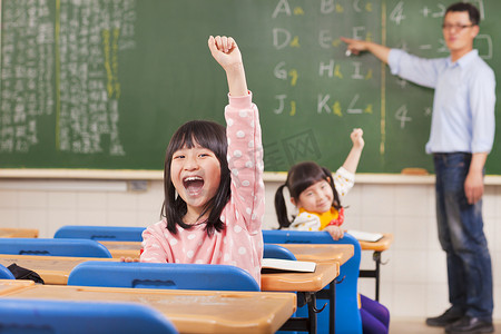 上课时快乐的学生举手