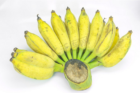 在白色背景的被剥皮的耕种的香蕉。