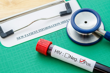 记录新患者 HIV 阳性。