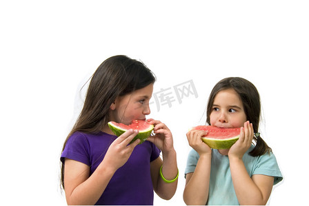 吃女孩西瓜摄影照片_两个吃西瓜的女孩