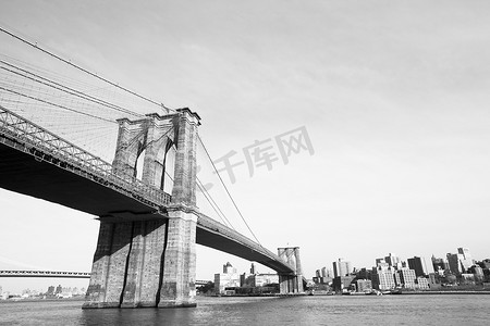 东江湖扑鱼摄影照片_从纽约城看东河上的布鲁克林大桥。