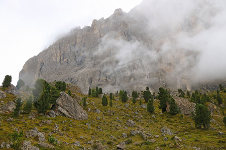 雾摄影照片_意大利多洛米蒂山的山峰笼罩在雾中。