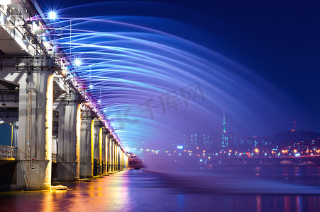 半坡博物馆摄影照片_韩国首尔盘浦大桥的彩虹喷泉表演。