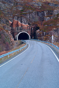 在挪威山路的隧道