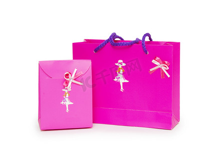 白色背景上的粉色礼品盒。