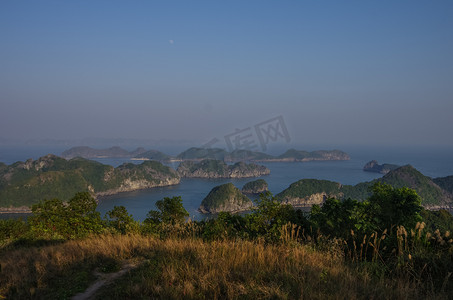 绿色大炮摄影照片_从越南卡巴岛大炮堡看下龙湾