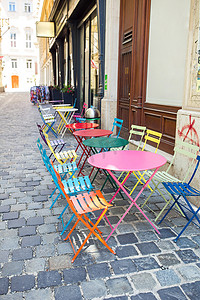 欧洲城市夏季空荡荡的露天餐厅。