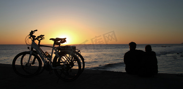 旅游杂志摄影照片_两个人两辆自行车和地平线