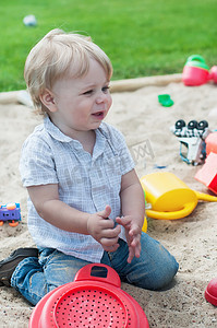 小男孩在沙坑里玩耍
