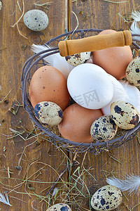 新鲜鹅蛋摄影照片_装有各种鸡蛋的篮子