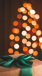 端午节礼摄影照片_节日气氛和节日气氛、包裹的礼物和圣诞树灯在背景