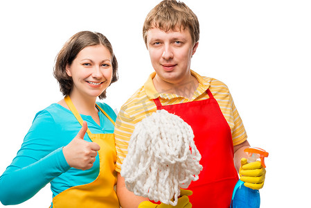 家庭清洁工具摄影照片_一对幸福夫妻的水平肖像，上面有清洁工具